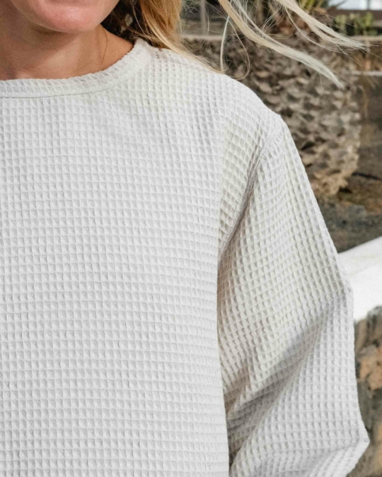 Cropped Sweater aus Waffelstoff Ecru_abbildung_model_bildnr2