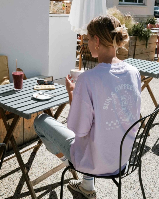 Sun & Coffee Club T-Shirt Lila_abbildung_model_bildnr5