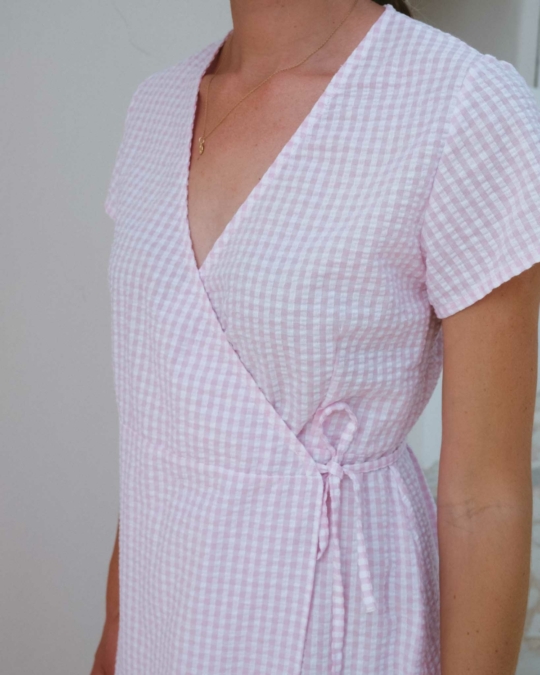Langes Wickelkleid mit Vichy-Karo Pink/Weiß_abbildung_model_bildnr4