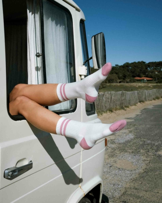Socken in Off White mit Streifen Pink_abbildung_model_bildnr1