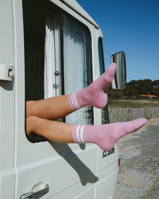 Socken in Pink mit Streifen Off White_abbildung_model_bildnr1