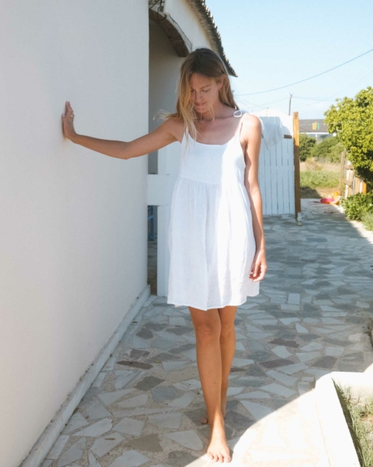 Kurzes weißes Kleid aus Leinen_abbildung_model_bildnr3