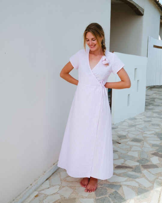 Langes Wickelkleid mit Vichy-Karo Pink/Weiß_abbildung_model_bildnr1