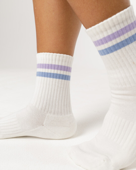 Socken in Off White mit Streifen Lila/Blau_abbildung_model_bildnr1