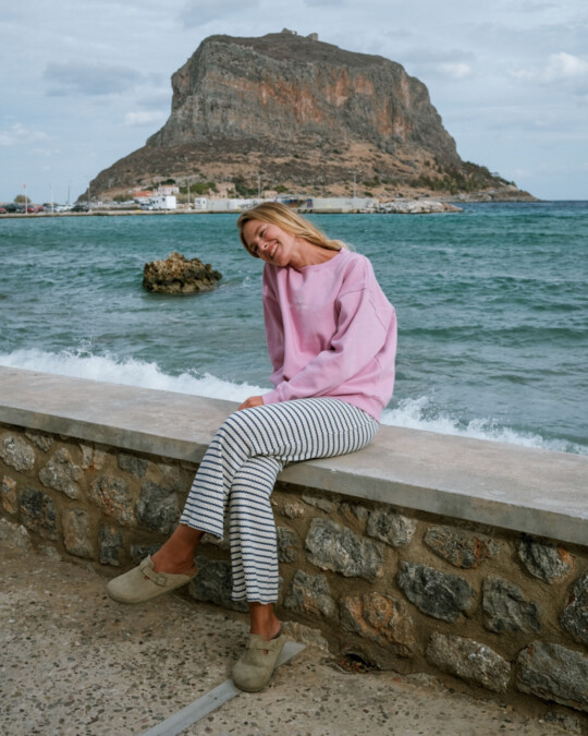 Elafonissi Lagoon Sweater Oleander Pink_abbildung_model_bildnr5