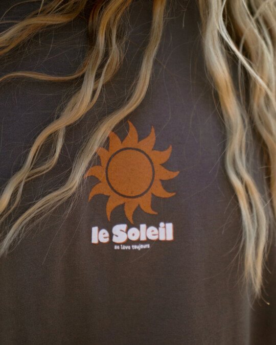 Le Soleil T-Shirt Dark Grey_abbildung_model_bildnr5